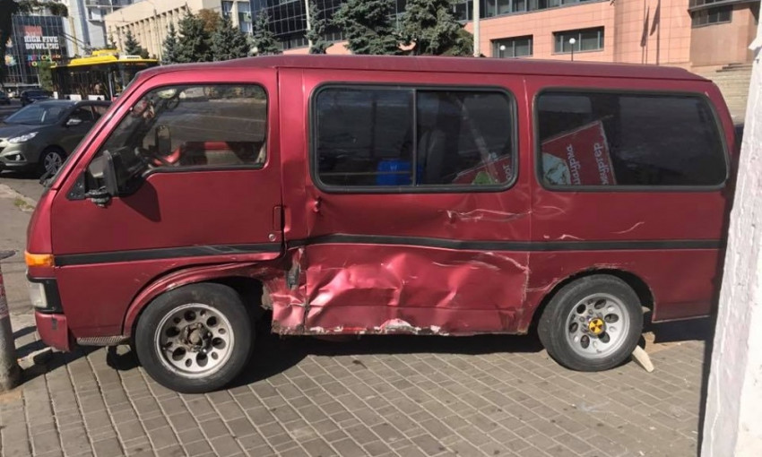 Авария на Черняховского: ехали на зелёный сигнал светофора и не поделили дорогу