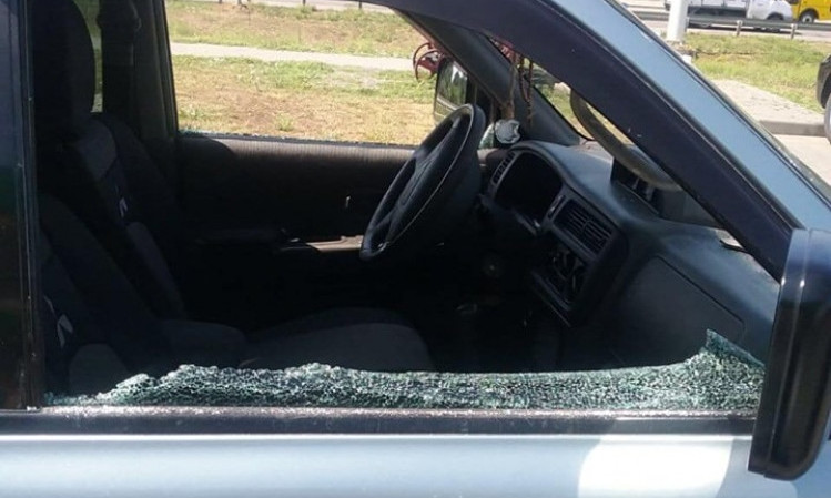 На трассе Одесса-Киев неизвестный расстрелял автомобиль из ружья (ФОТО)