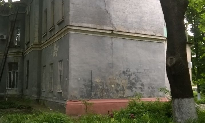 Старинное здание Еврейской больницы разрушается
