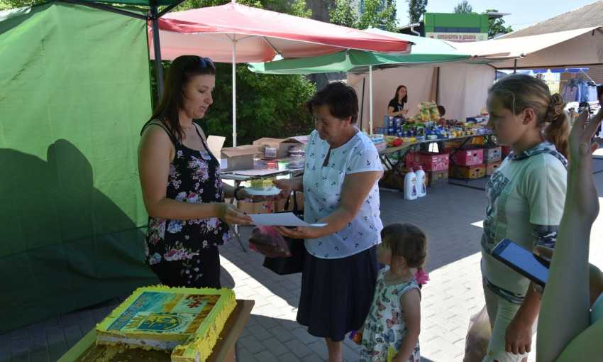 На ярмарочной площади поселка Доброслав раздавали бюджетный пирог