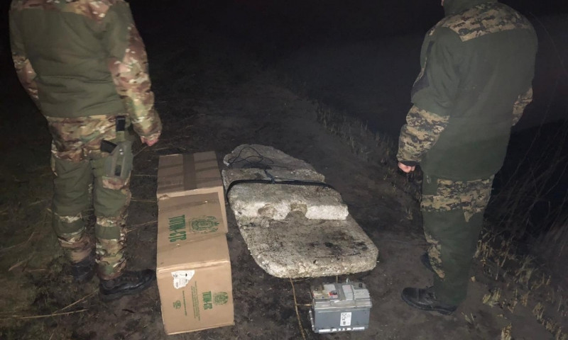 На границе Одесской области задержали контрабандистов на самодельном плоту (ФОТО)