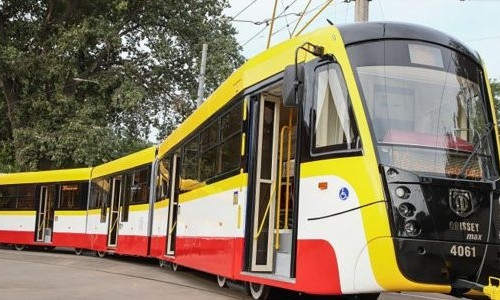 На улицы Одессы вышел сверхдлинный трамвай 