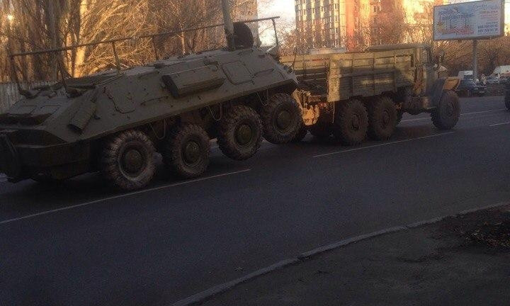 На поселке Котовского прошла колонна военной техники