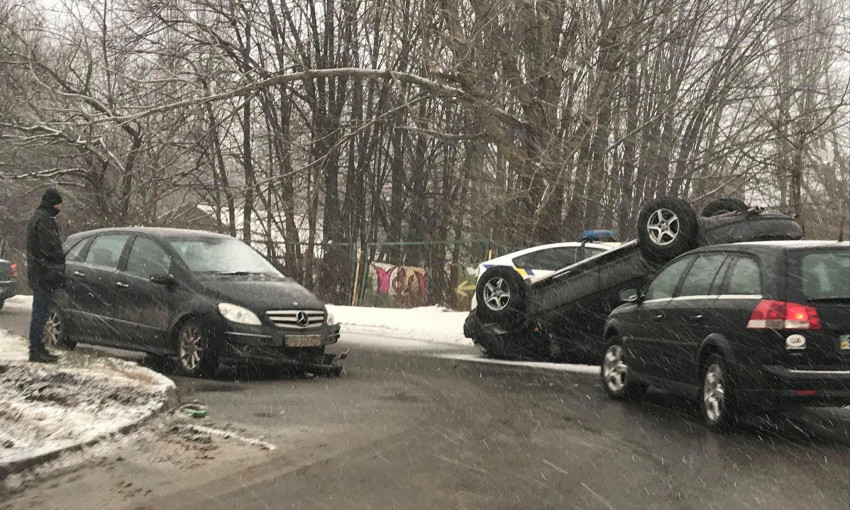 В результате столкновения двух иномарок в Одессе Lexus перевернулся на крышу