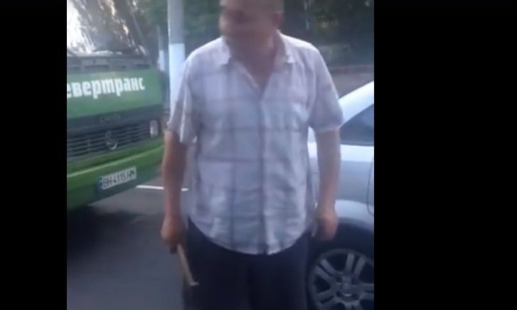 Неадекват: в Одессе водитель маршрутки бросался на горожан с молотком