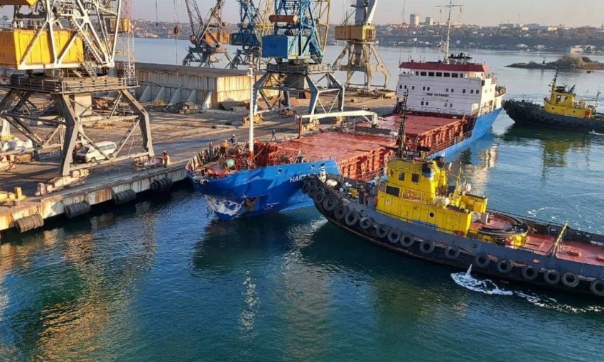В порту Черноморска судно врезалось в причал