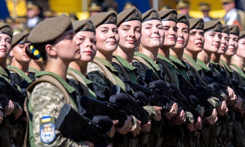 Зеленский ответил на петицию о воинской обязанности женщин. Внесены существенные изменения