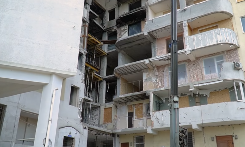 В Офисе президента показали как в Одессе восстанавливают жилой дом после попадания российской ракеты