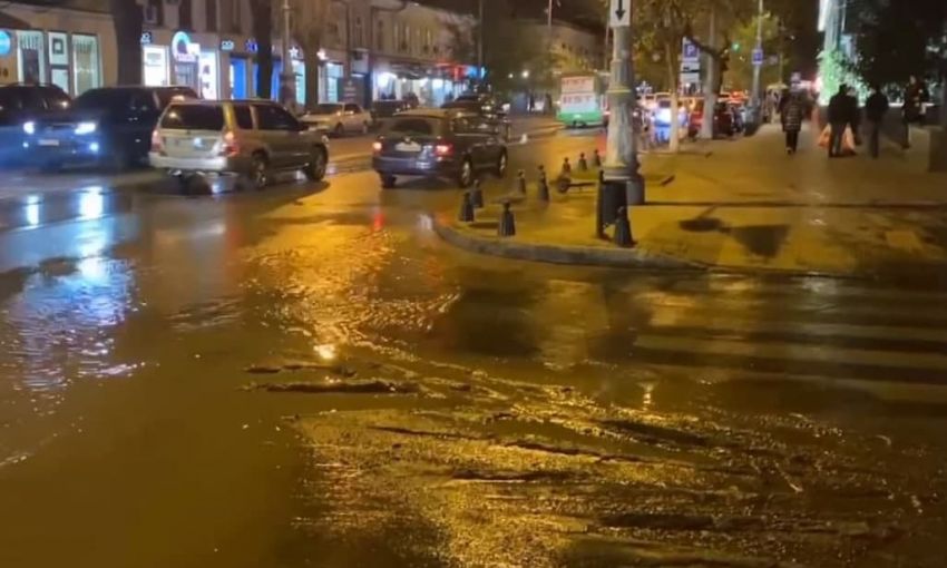 Из-за прорыва водопровода в центре Одессы затопило целую улицу (видео)