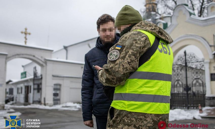 Пророссийские материалы, миллионы гривен и советские паспорта: сотрудники СБУ провели обыски в помещениях УПЦ МП