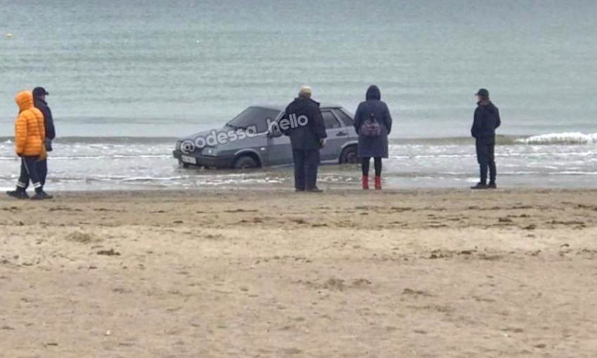 На знаменитом одесском пляже утопили автомобиль