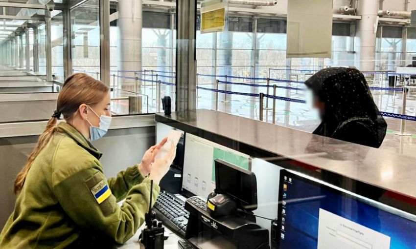 В аэропорту Одессы задержали женщину, которая находится в розыске за участие в террористической группировке