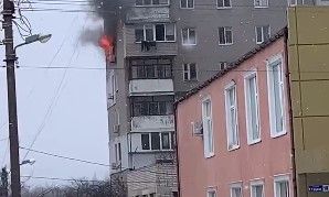 В Черноморске горит многоэтажка - работают спасатели