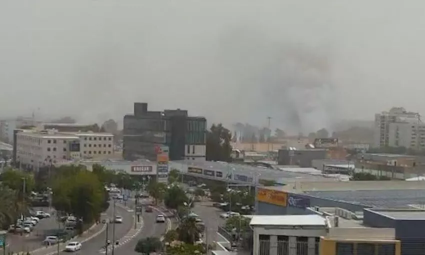 В Израиле начался масштабный лесной пожар: движение поездов в центре страны остановлено