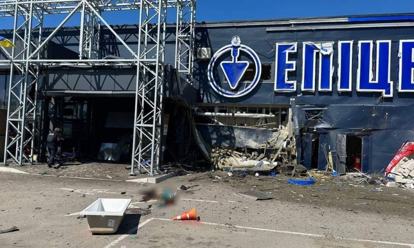 Российская армия ударила по гипермаркету в Херсоне: 8 пострадавших