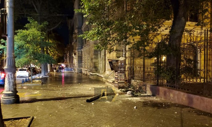 В Одессе на тротуар обрушилась часть фасада старинного здания