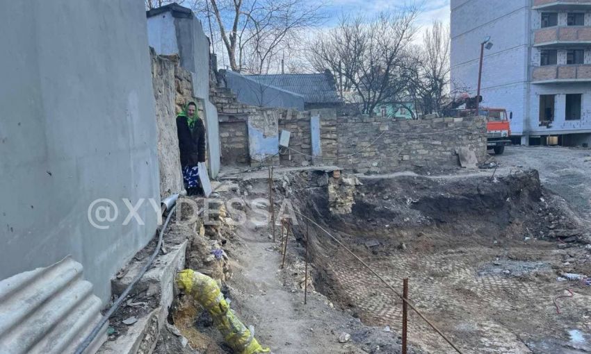 На Молдаванке застройщик перекрыл выход хозяйке соседнего домика. Видео
