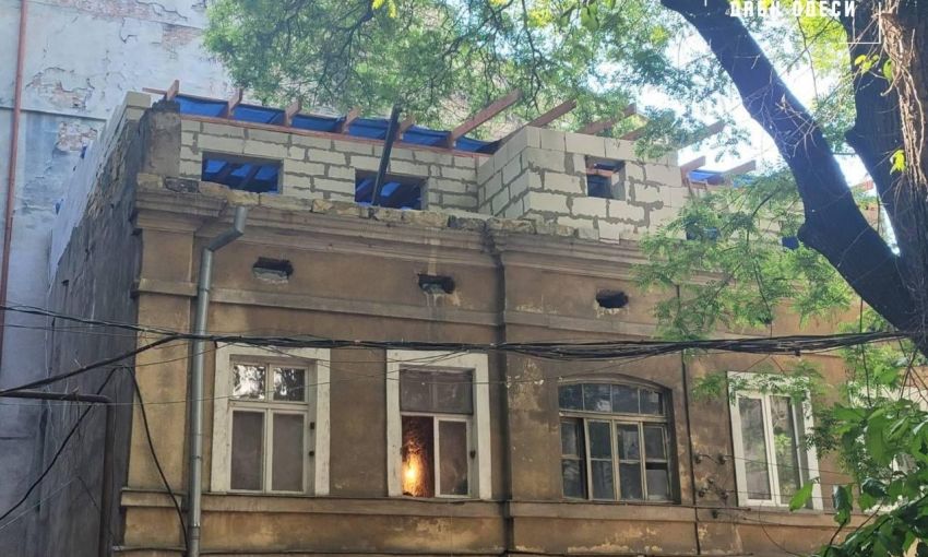 В центре Одессы демонтировали очередную незаконную надстройку