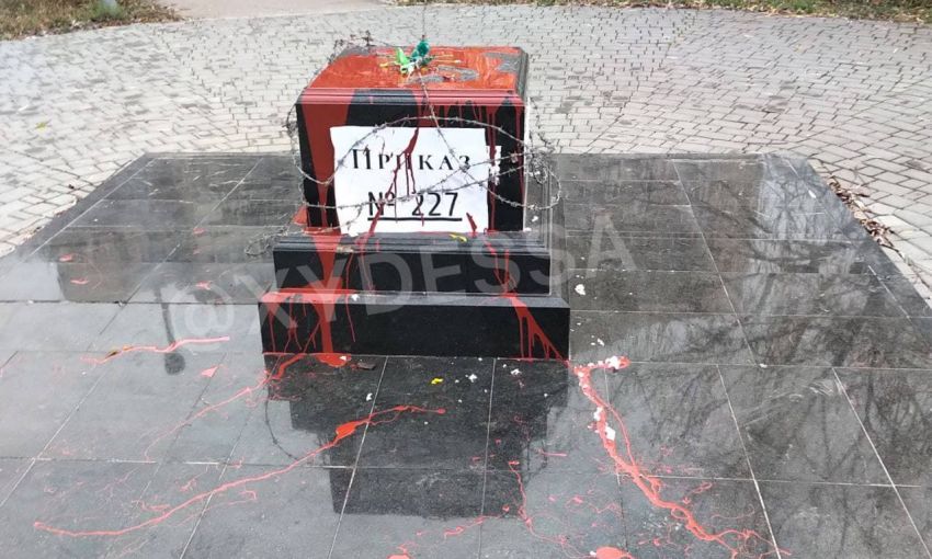 Неизвестные «надругались» над постаментом одесского памятника маршалу Жукову
