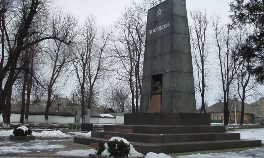 В Одесской области "модернизировали" памятники коммунистам: облили красной краской