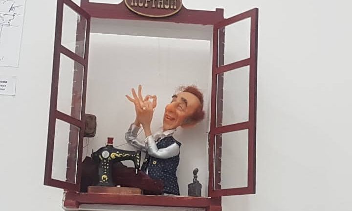 В Одесском музее выставили куклы в окошках – зарисовки одесской жизни