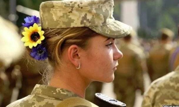 В Украине начнут ставить женщин определенных профессий на воинский учет: полный список