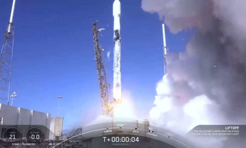 Компания SpaceX успешно запустила украинский спутник в космос (Видео)