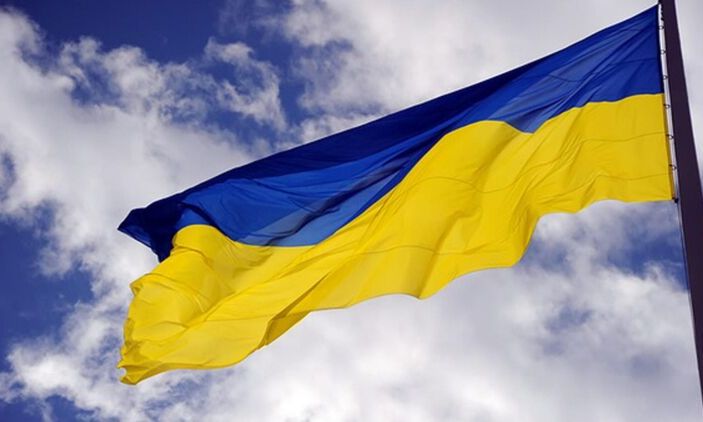 В ФРГ неизвестные хулиганы сорвали флаг Украины возле мэрии Висмара