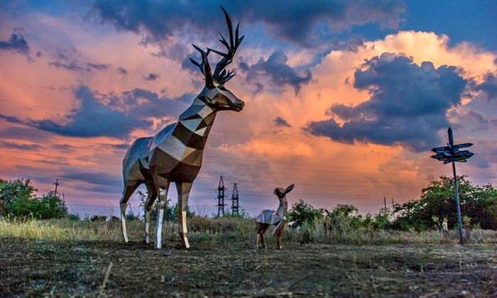 Встречают закаты и рассветы: измаильский скульптор создал удивительную инсталляцию