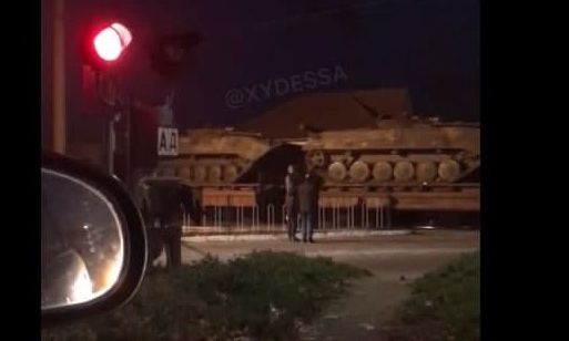 В Одессе запечатлели перевозку военной техники,- видео