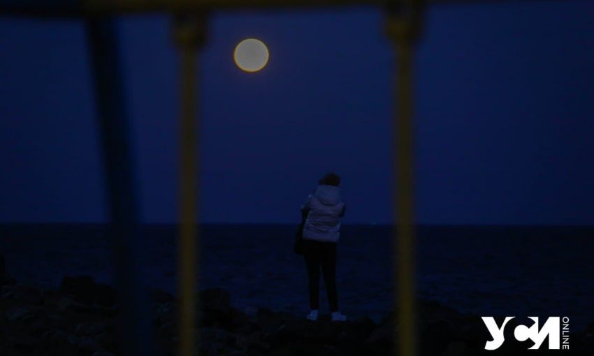 Над Одессой взошла красная Луна