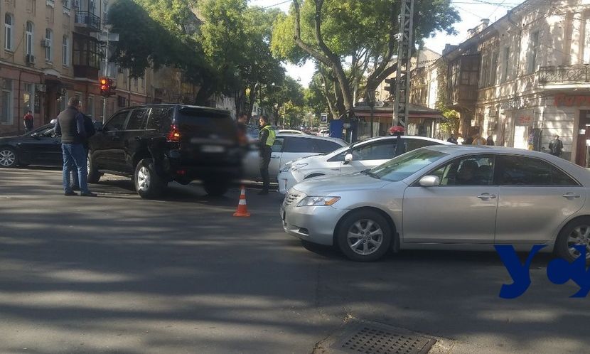 ДТП в самом сердце Одессы: два легковых автомобиля не поделили дорогу