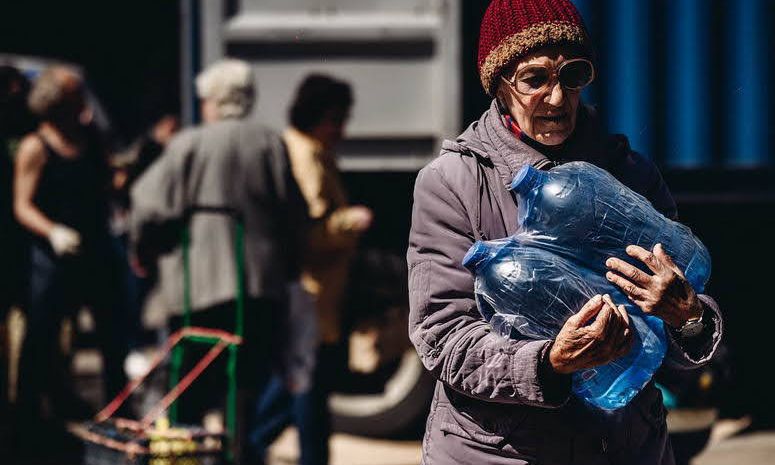 Одесские волонтеры помогают Николаеву: за 7 месяцев привезли в город более 3 тысяч тонн питьевой воды