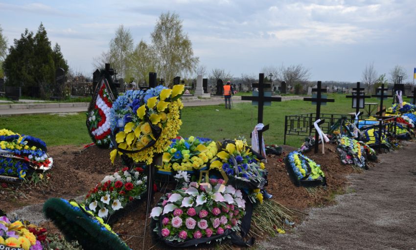 На одесских кладбищах павшим в бою воинам установят одинаковые надгробия