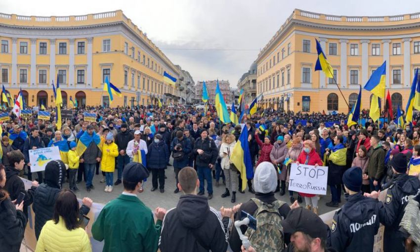 Сотни флагов и тысячи людей: в Одессе прошел «Марш Єдності»