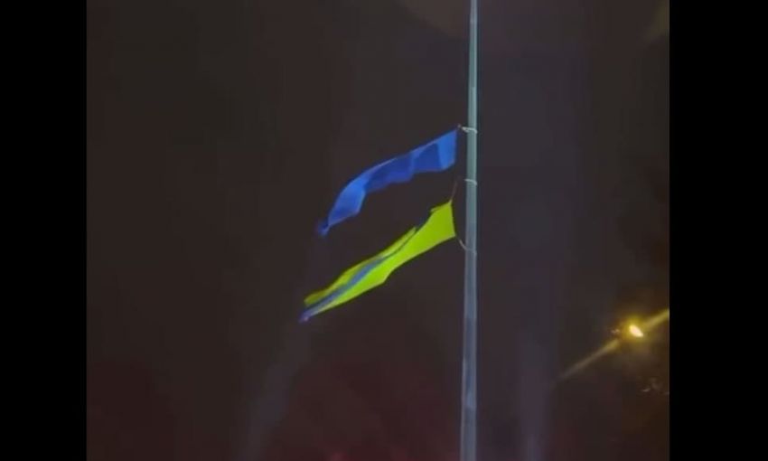 Ветер против Украины: в Харькове стихия порвала государственный флаг-рекордсмен