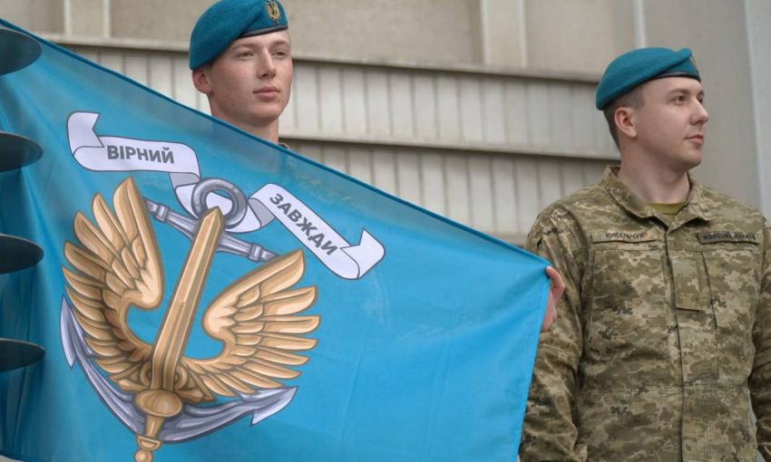В Одессе торжественно подняли флаг Морской пехоты Украины