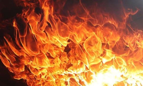 В Доброславе сгорел дом -хозяина еле успели вытащить