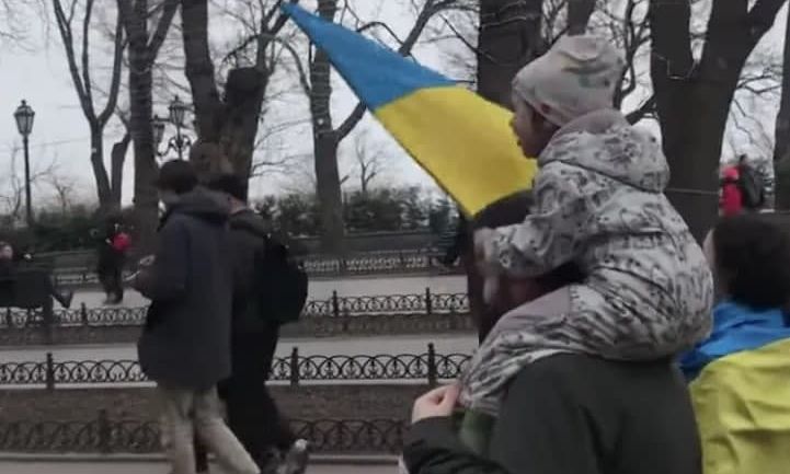 «Україна - понад усе»: маленькая патриотка из Одессы прославилась в сети после Марша Единства