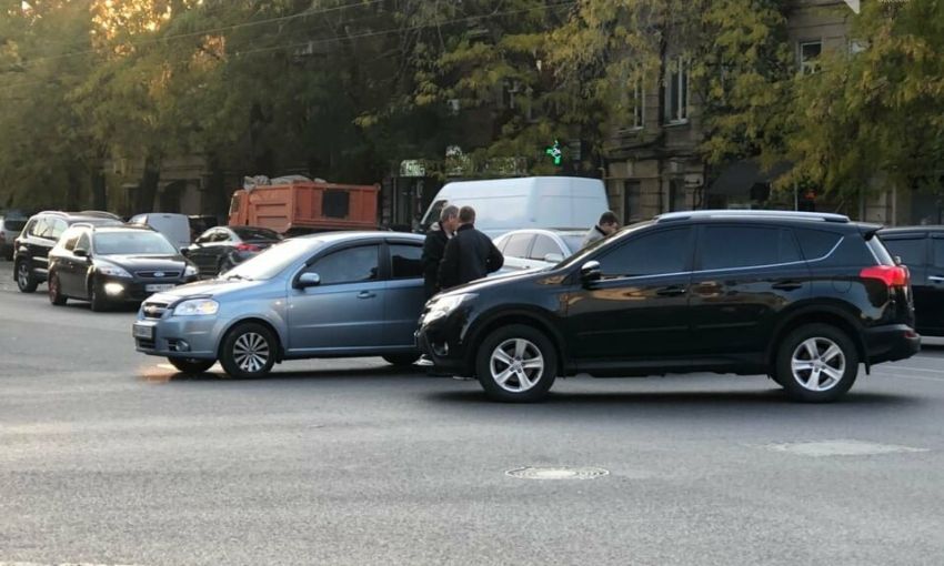 Очередная авария в Одессе: водители двух легковушек не поделили дорогу