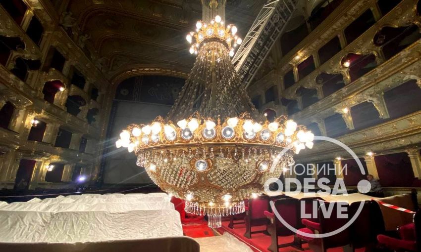 В Одесском оперном театре провели ежегодную очистку самой большой в мире люстры