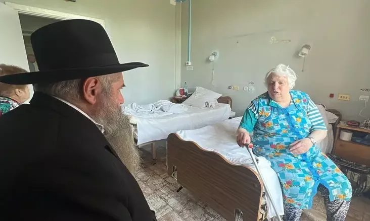 Главный раввин Украины в киевской больнице посетил пострадавшую от российских обстрелов еврейку