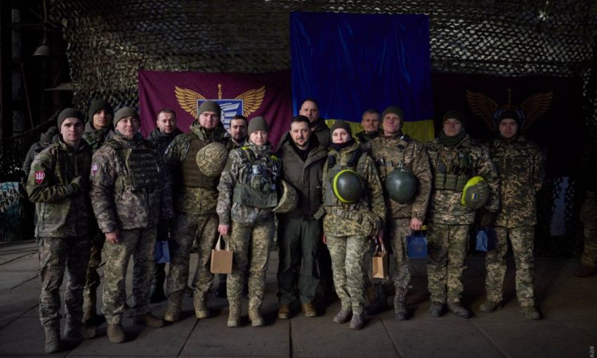 Зеленский в прифронтовом Славянске поздравил украинских защитников с Днем ВСУ