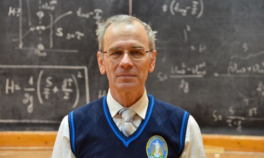 Знаменитый одесский учитель выпустил третью книгу своего пятитомника «Физика»