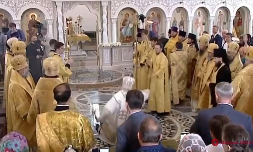 Божья кара: в сети стало вирусным видео, как патриарх Московский Кирилл упал во время церковной службы