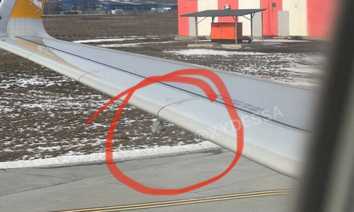 Внимательный пассажир в аэропорту Одессы заметил странный предмет под крылом самолета перед взлетом - это спасло всем жизнь