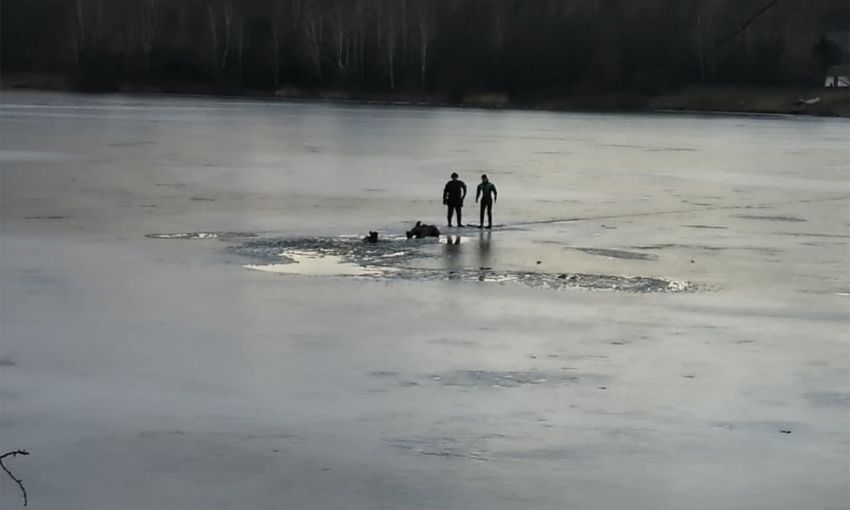 В Одесской области под лед провалился рыбак: холодная вода унесла его жизнь
