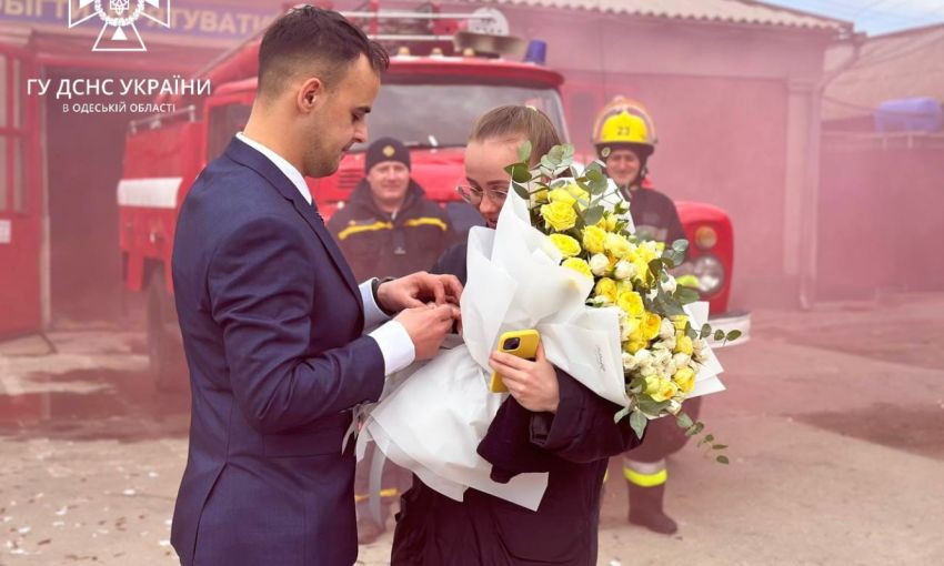 На Одещине сотрудник ГСЧС сделал предложение своей возлюбленной в пожарной части