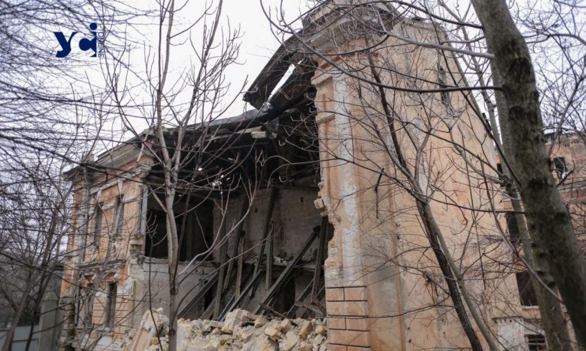 Старинный бывший одесский роддом разрушился: обвалилась стена