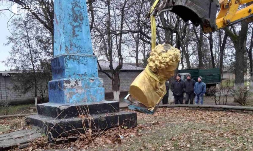 В Ананьеве на Одещине демонтировали памятник Пушкину